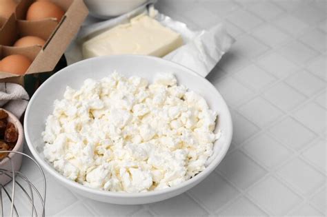 Verschiedene Hüttenkäse-Kekse auf einem Tisch mit Zutaten
