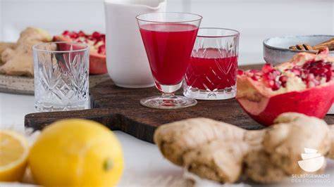 Verschiedene Hausmittel: Ingwer, Granatapfel, Buttermilch