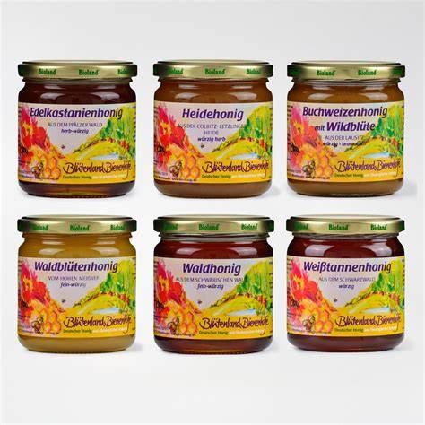 Verschiedene Honigsorten im Glas: Akazie, Wald, Manuka, Buchweizen