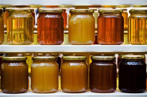 Verschiedene Honigsorten im Glas (Frühlingsblüten, Sommerblüten, Akazie, Waldhonig)