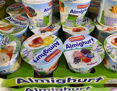 Verschiedene Joghurt-Kekssorten auf einem Teller