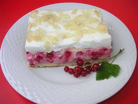 Verschiedene Johannisbeer-Torten: Baiser, Mousse, Quark-Sahne
