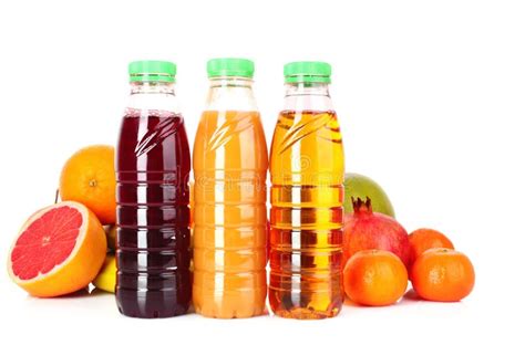 Verschiedene Johannisbeeren und Saft in Flaschen auf dem Holztisch