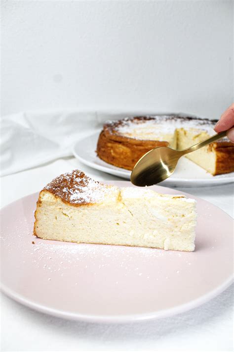 Verschiedene Käsekuchen-Varianten: Himbeer, klassisch, Rhabarber