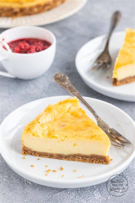 Verschiedene Käsekuchen-Varianten (Cheesecake, Skyr, vegan)