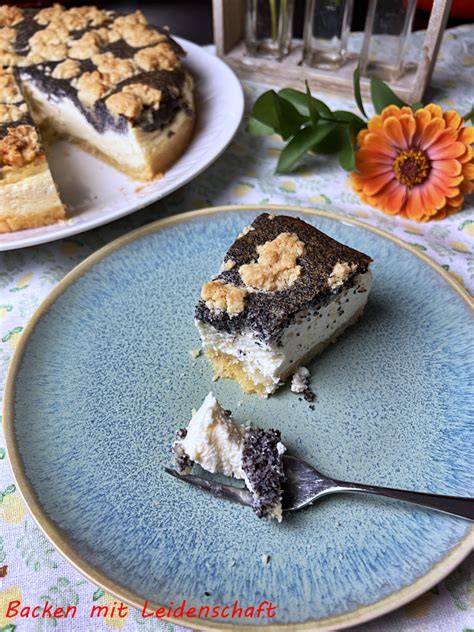 Verschiedene Käsekuchen-Varianten mit Schokolade, Mohn und Früchten