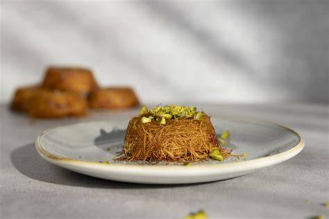Verschiedene Kadayif-Varianten: Röllchen, Muffins, Künefe
