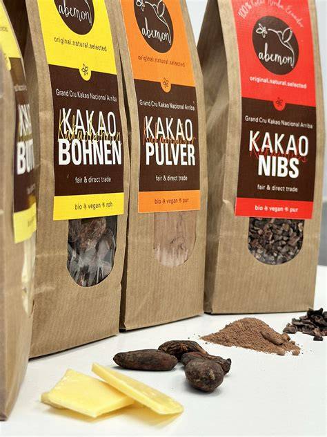 Verschiedene Kakaoprodukte: Kakaonibs, Kakaopulver, Kakaobutter