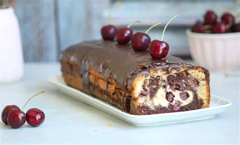 Verschiedene Kastenkuchen auf einer Tafel