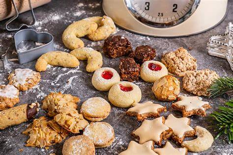 Verschiedene Kekse mit individuellen Toppings