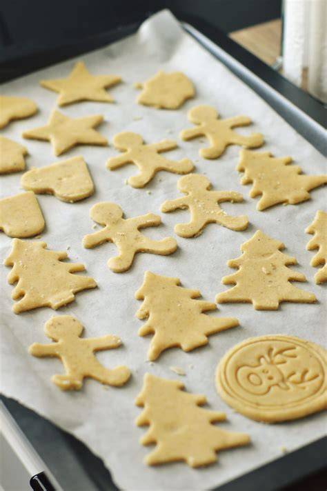 Verschiedene Kekssorten auf Backblechen, fertig gebacken