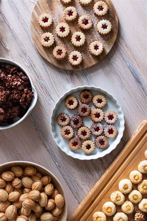 Verschiedene Kekssorten für Cheesecake-Boden