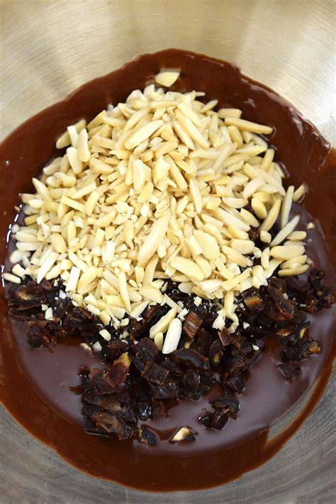 Verschiedene Kipferl-Varianten auf einer Platte: Schoko, Mandel, mit Glasur