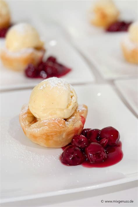 Verschiedene Kirsch-Desserts: Törtchen, Clafoutis, Eis