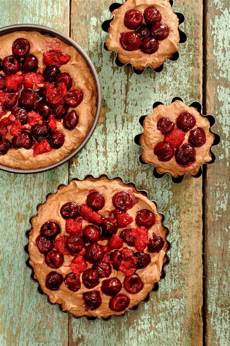 Verschiedene Kirschsorten und Kirschkuchen-Varianten