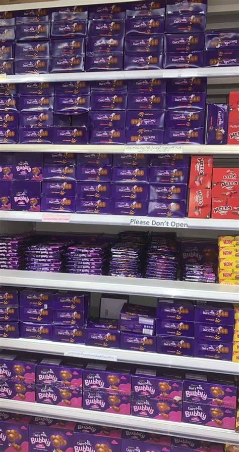 Verschiedene Kitkat-Schokoriegel im Regal
