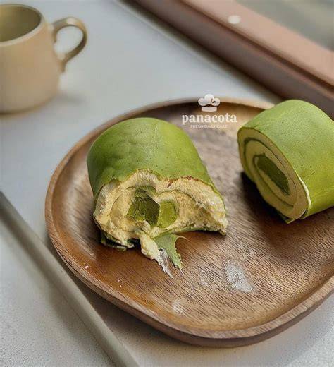 Verschiedene Kiwi-Desserts: Crepe, Baiser, Pudding