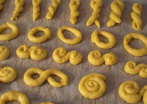 Verschiedene Koulourakia Formen: Zöpfe, Schnecken, S-Formen, Kringel