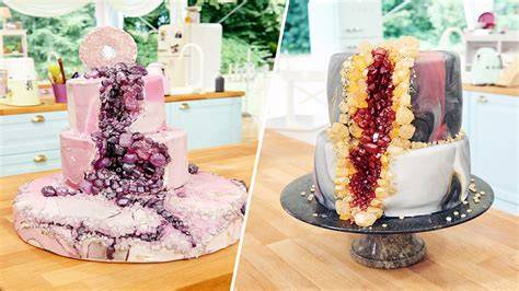 Verschiedene Kristall Torten in Blau, Lila und Rosa auf Sweet Table