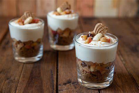Verschiedene Kuchen im Glas: Himbeere, Erdbeere, Schokolade