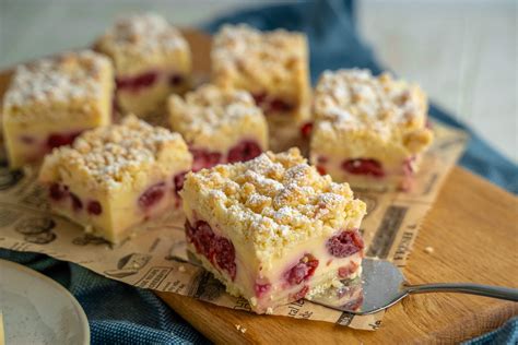 Verschiedene Kuchen mit 3 Eiern auf einem rustikalen Holzbrett
