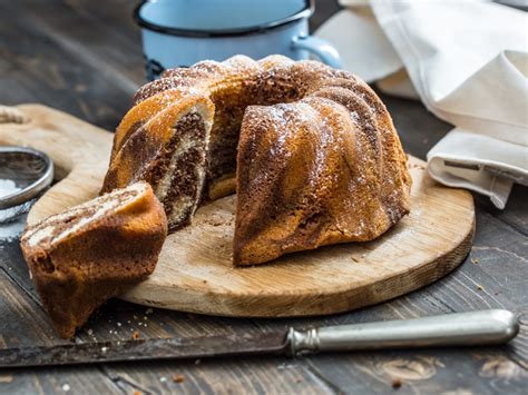Verschiedene Kuchen und Gebäck aus dem Holzbackofen