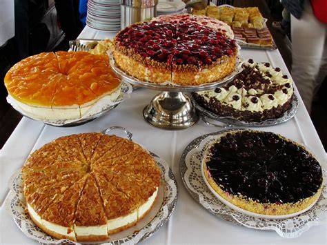 Verschiedene Kuchenarten auf einem bunten Kuchenbuffet