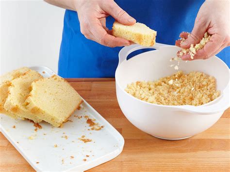 Verschiedene Kuchenreste, zerbröselt und vorbereitet