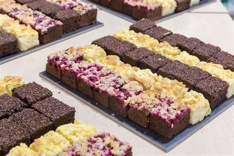 Verschiedene Kuchenstücke: Kastenform, Blechkuchen und Cupcakes mit Lebkuchengewürz