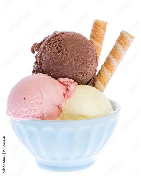 Verschiedene Kugeln Eis und Sorbets in Schale