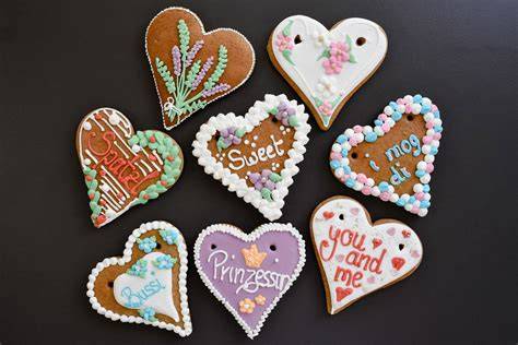 Verschiedene Lebkuchenherzen mit Schrift und Dekor
