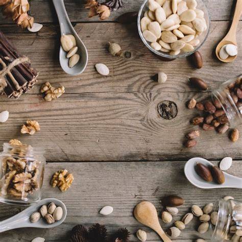 Verschiedene Lebkuchensorten mit Nüssen