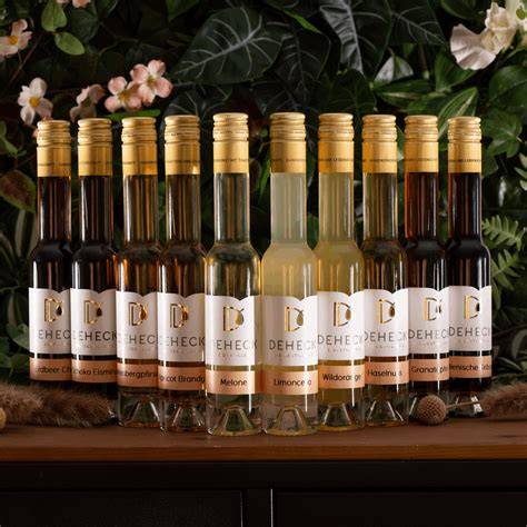 Verschiedene Liköre und Säfte als Cocktail-Zutaten