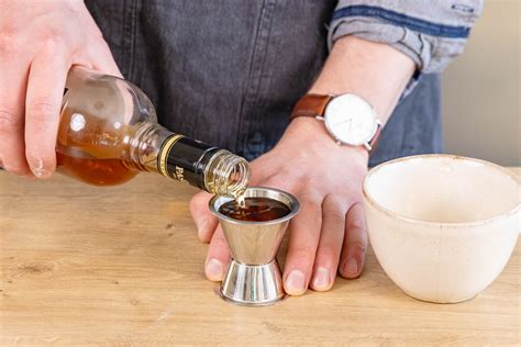 Verschiedene Liköre und Toppings für Kakao mit Schuss
