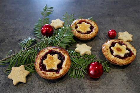 Verschiedene Linzer Torten-Varianten: klassisch, mit Makronen-Gitter, kleine Törtchen
