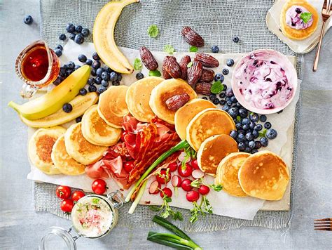 Verschiedene Low Carb Apfelwaffeln mit süßen und herzhaften Toppings