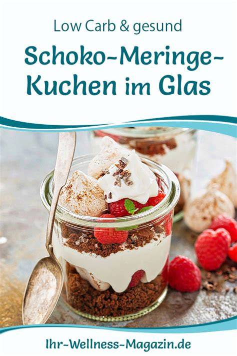 Verschiedene Low Carb Desserts im Glas
