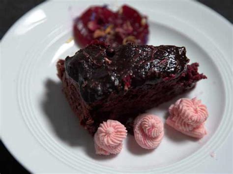 Verschiedene Möglichkeiten zur Deko: Schokoganache, Rote-Bete-Zuckerguss, Schokoladensplitter