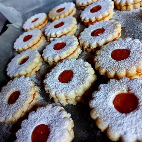 Verschiedene Mürbeteig-Variationen: Linzer, Pistazienhörnchen, Aprikosen-Kokos-Bällchen