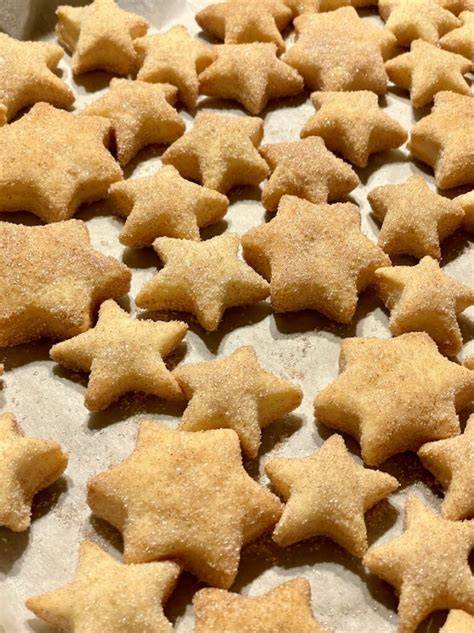 Verschiedene Mürbeteigplätzchen mit Zimt und Zucker, dekorativ auf Teller angerichtet