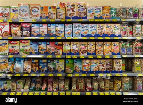 Verschiedene Müsli-Packungen im Regal
