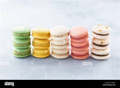 Verschiedene Macarons mit bunten Füllungen