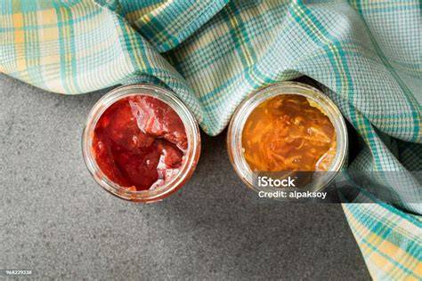 Verschiedene Marmeladen im Glas