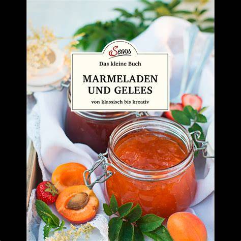 Verschiedene Marmeladen im Glas, kreativ und dekorativ angeordnet