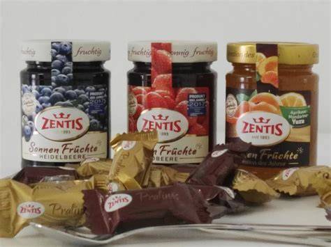 Verschiedene Marmeladengläser mit fruchtigen Aufstrichen