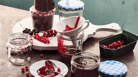 Verschiedene Marmeladenmischungen mit roten und schwarzen Johannisbeeren