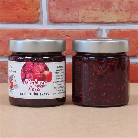 Verschiedene Marmeladenvarianten: Erdbeer, Himbeer, Apfel