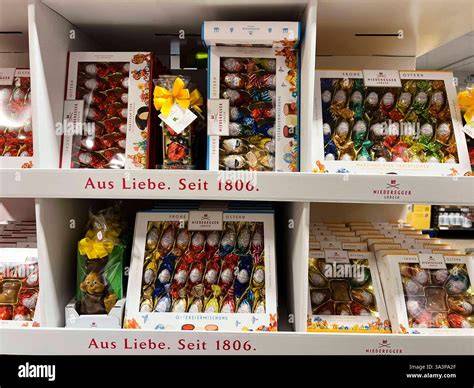 Verschiedene Marzipan- und Nougatprodukte im Regal