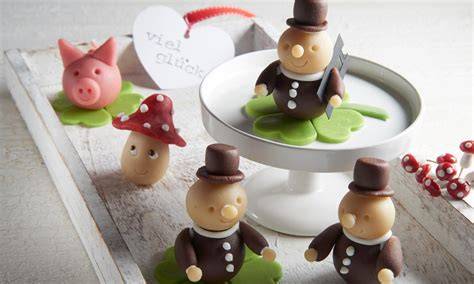 Verschiedene Marzipanfiguren und Lübecker Marzipanbrote im Laden