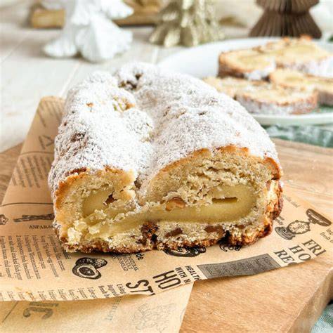 Verschiedene Marzipanleckereien: Marzipankartoffeln, Marzipanbrote, Stollen mit Marzipan, Plätzchen